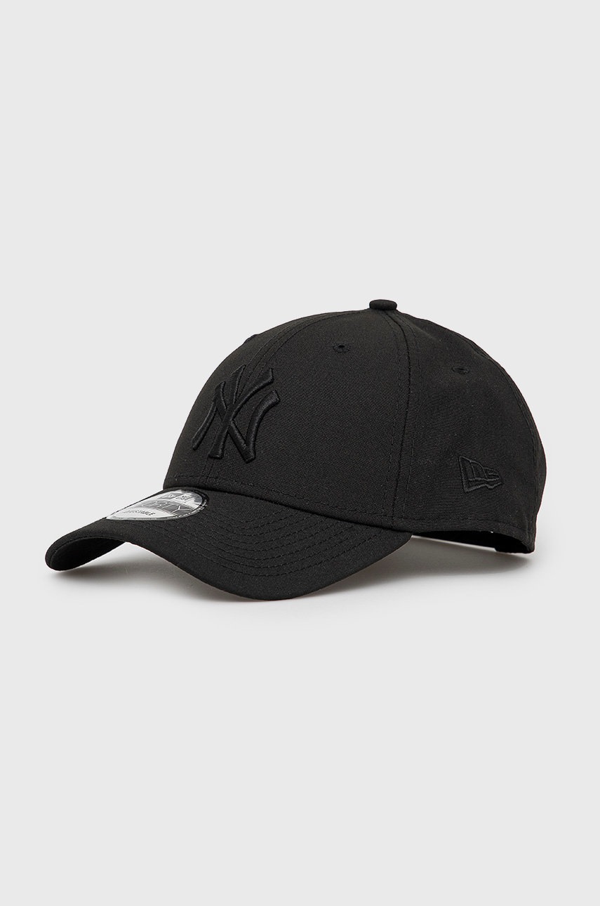 

Шапка New Era в черно с апликация, Черен