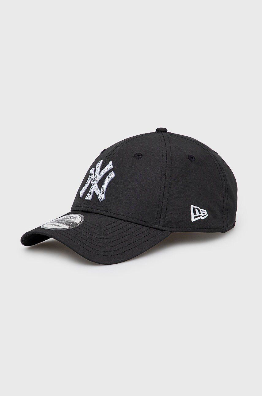 

Шапка New Era в черно с апликация, Черен