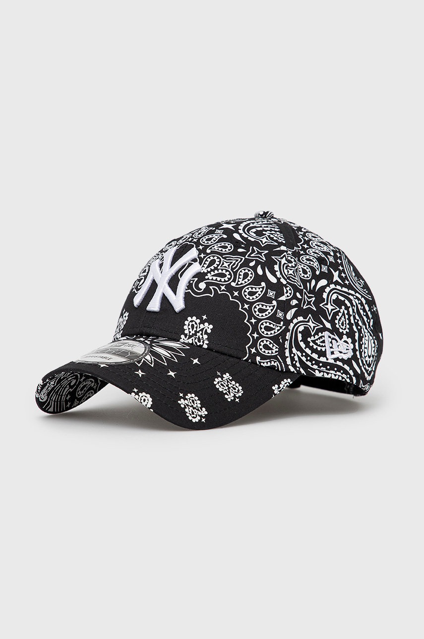 

Памучна шапка New Era в черно с десен, Черен