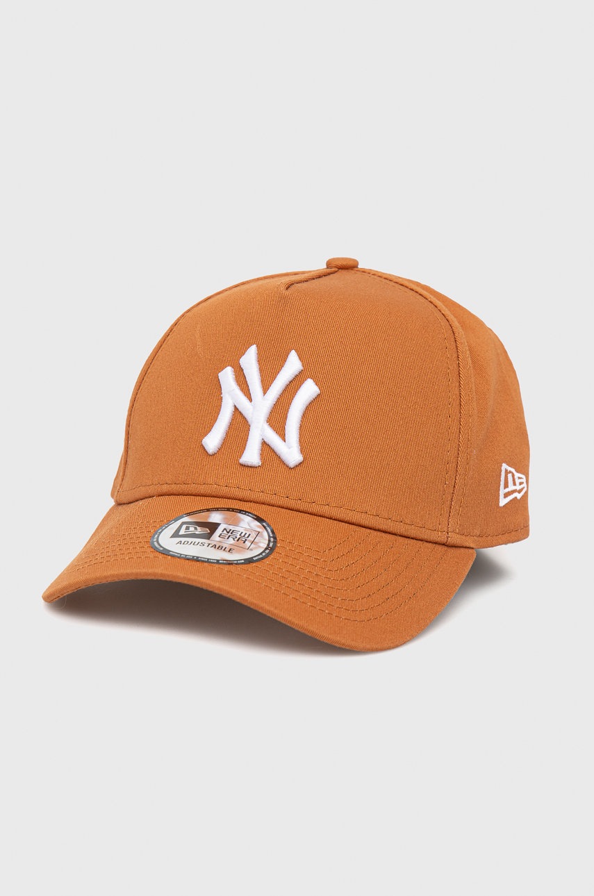 

Памучна шапка New Era в кафяво с апликация, Кафяв