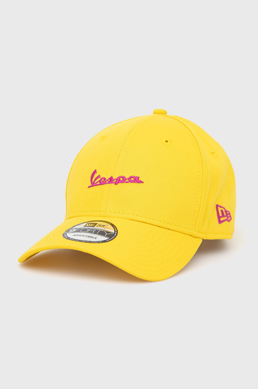 

Памучна шапка New Era в жълто с апликация, Жълт