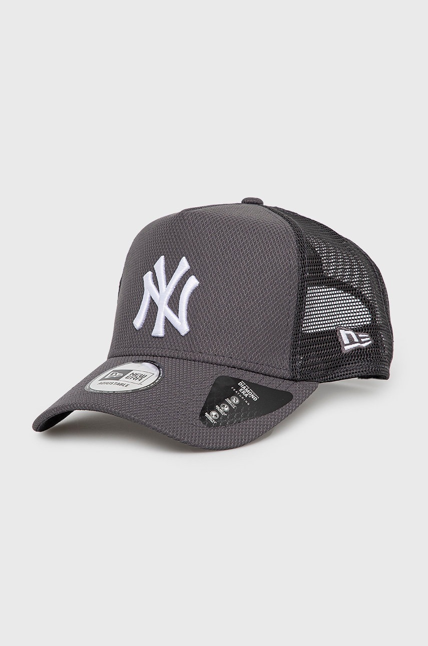 

Шапка New Era в сиво с апликация, Сив