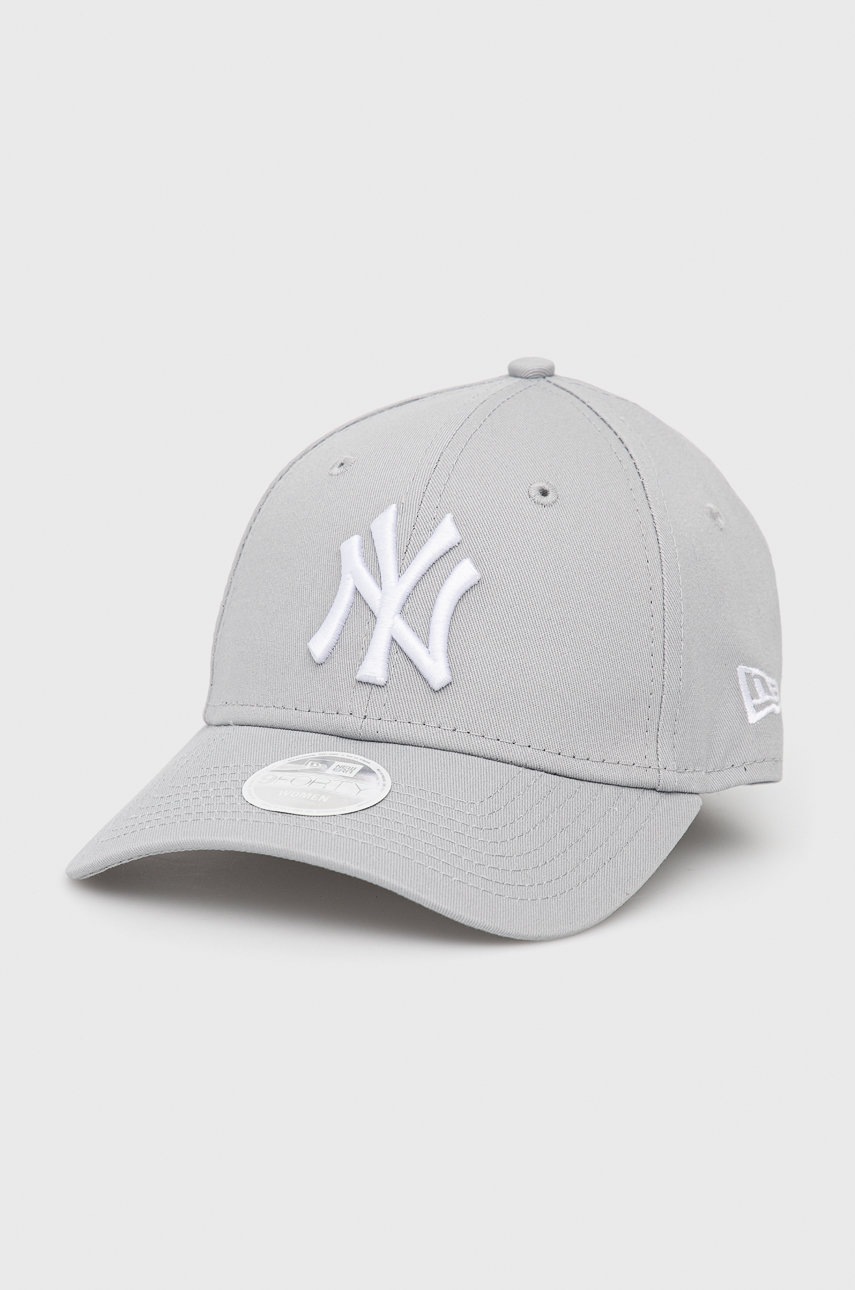 

Памучна шапка New Era в сиво с апликация, Сив