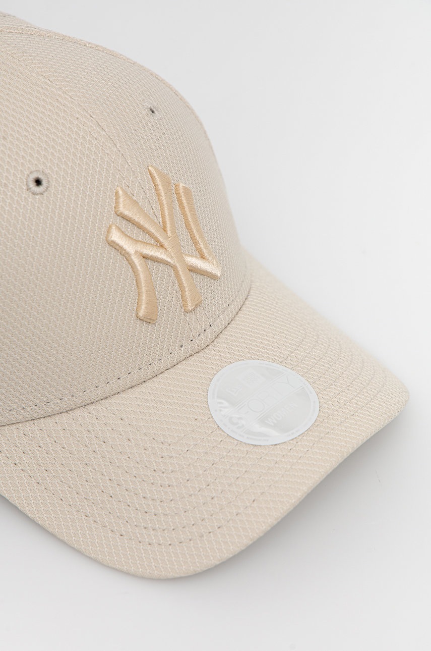 

Шапка New Era колір бежевий з аплікацією
