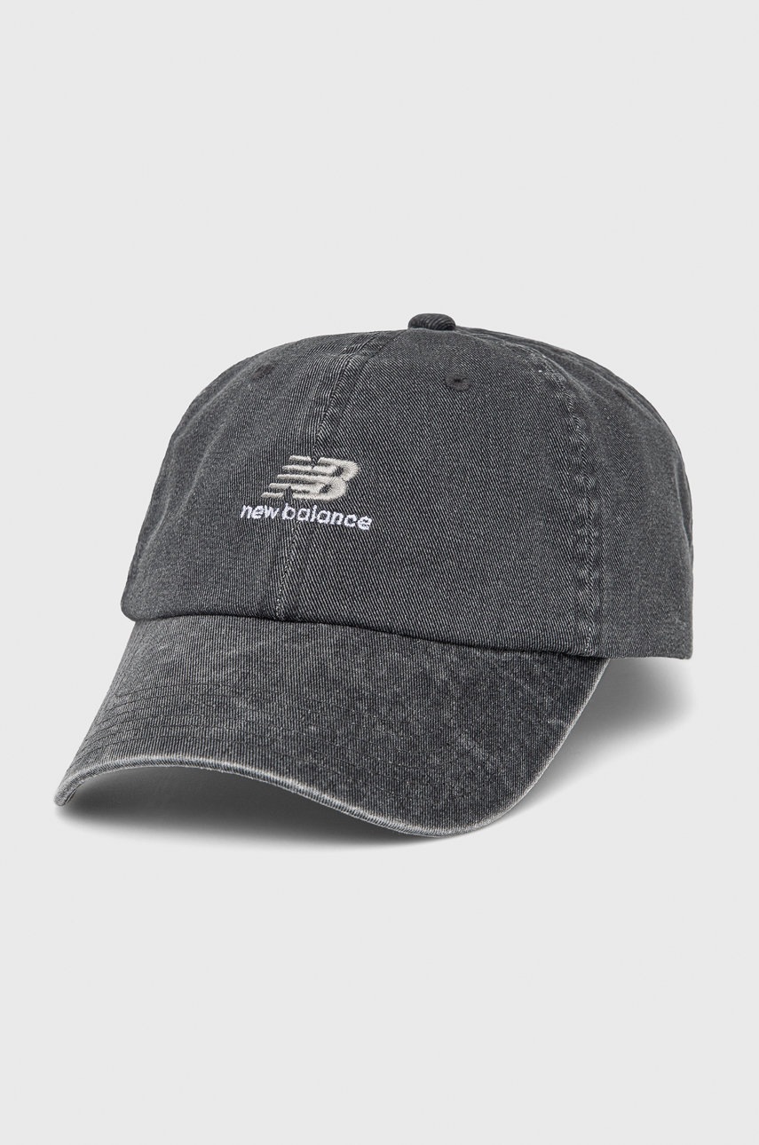 

Памучна шапка New Balance LAH01003BM в сиво с апликация, Сив