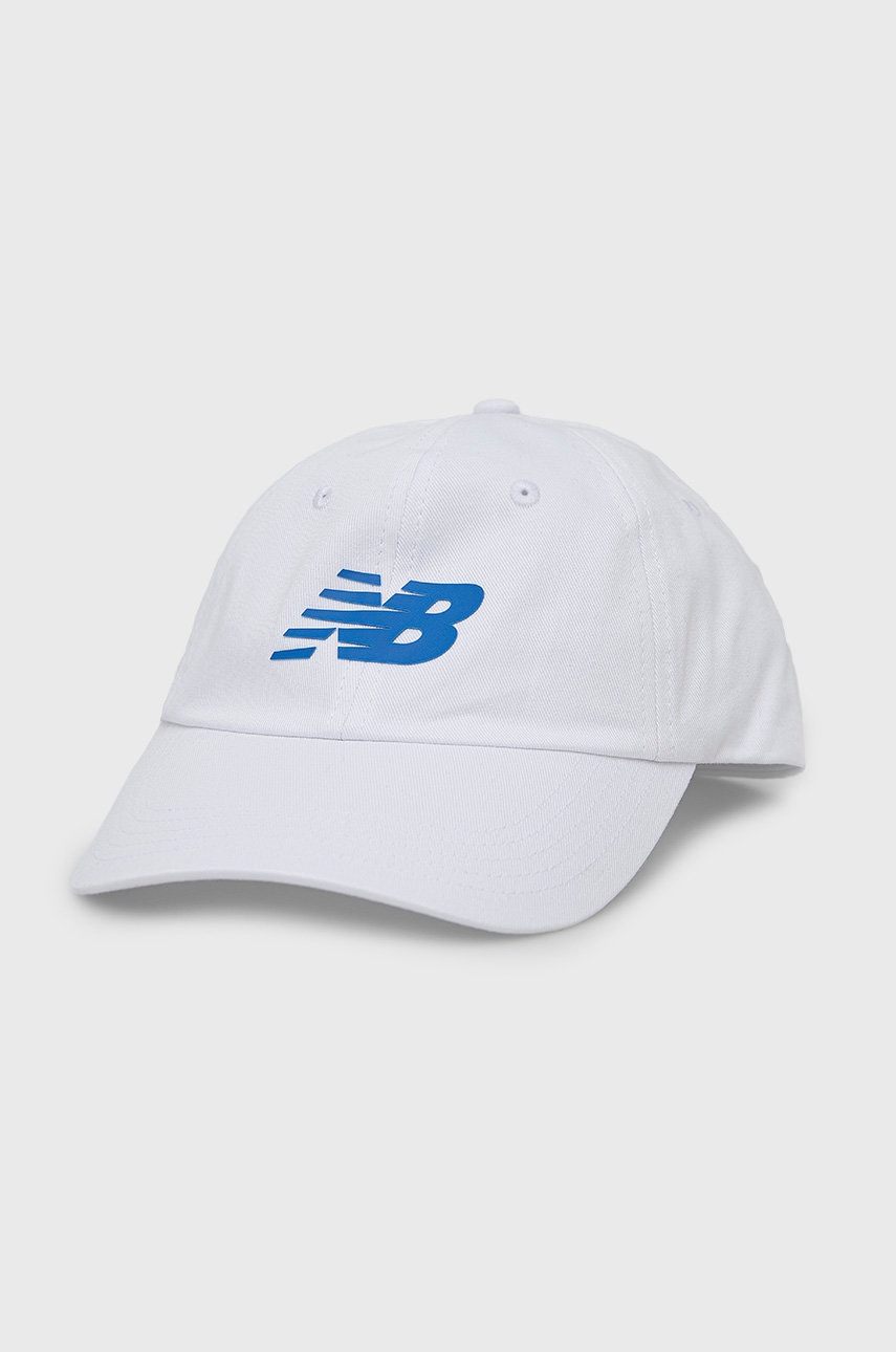 

Памучна шапка New Balance LAH13010WT в бяло с принт, Бял
