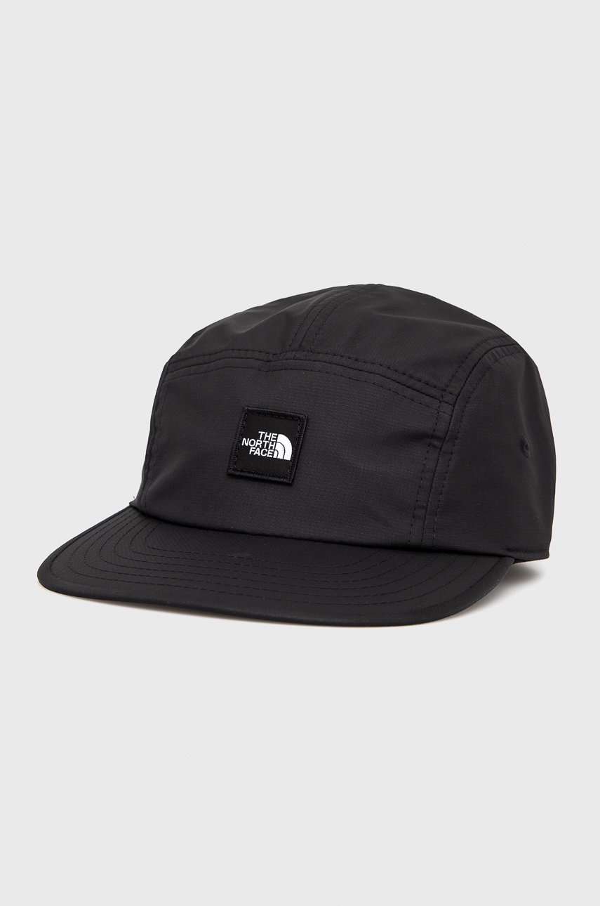 

Шапка The North Face в черно с апликация, Черен