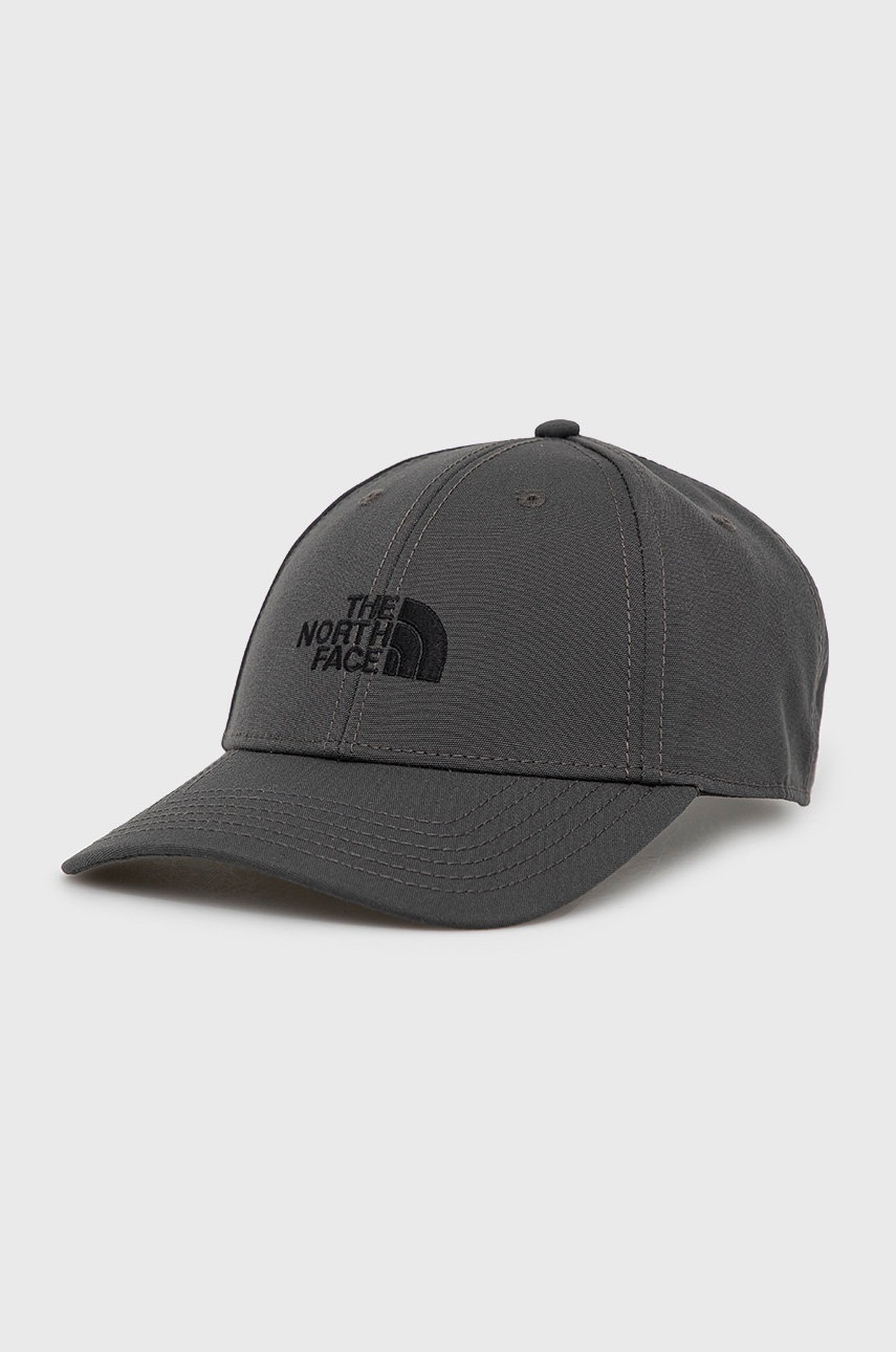 

Шапка The North Face в сиво с апликация, Сив