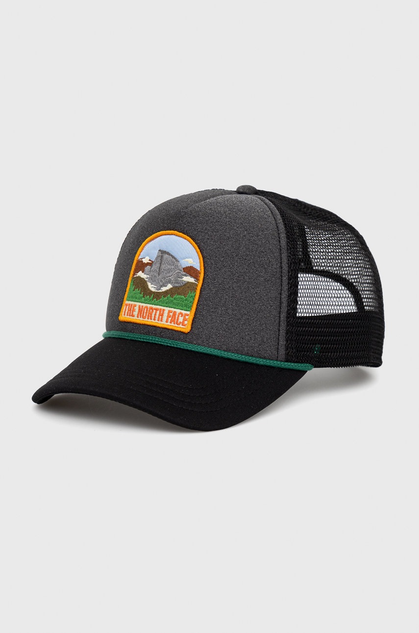 

Шапка с козирка The North Face Valley Trucker в черно с апликация, Черен