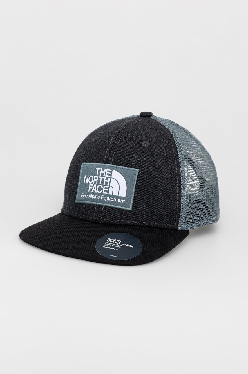 

Шапка The North Face в сиво с апликация, Сив