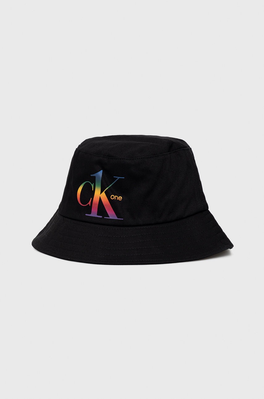

Памучна капела Calvin Klein в черно от памук, Черен