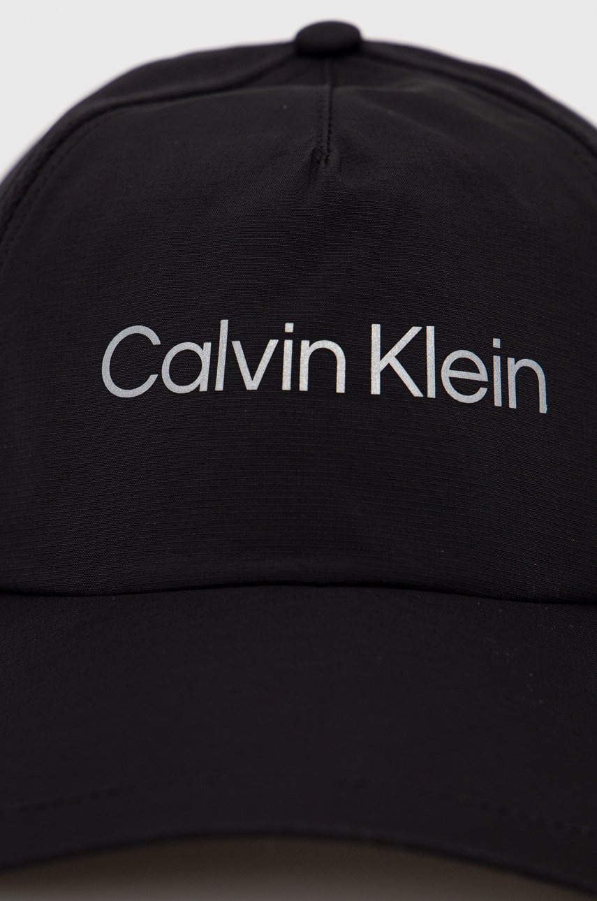 

Шапка с козирка Calvin Klein Performance в черно с принт, Черен