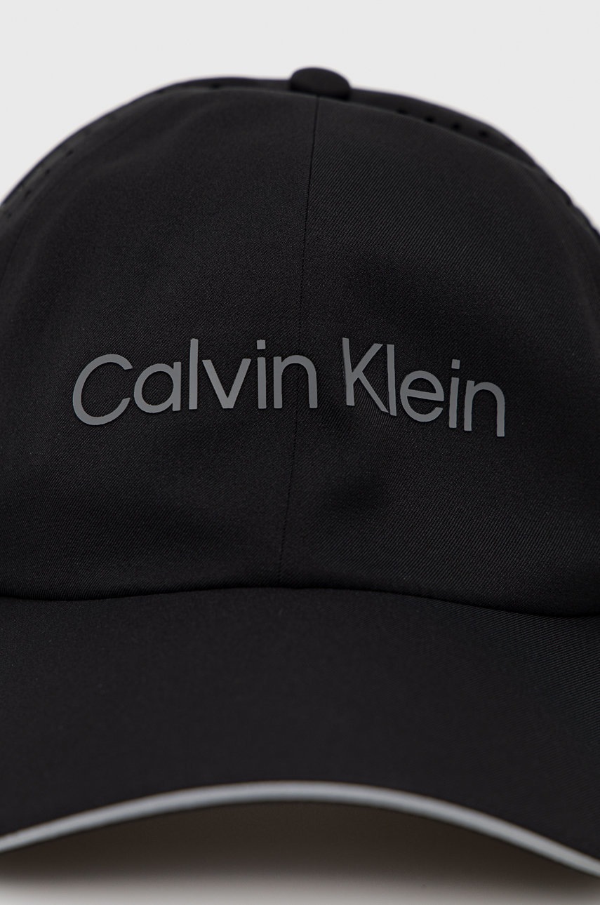 

Шапка с козирка Calvin Klein Performance в черно с принт, Черен