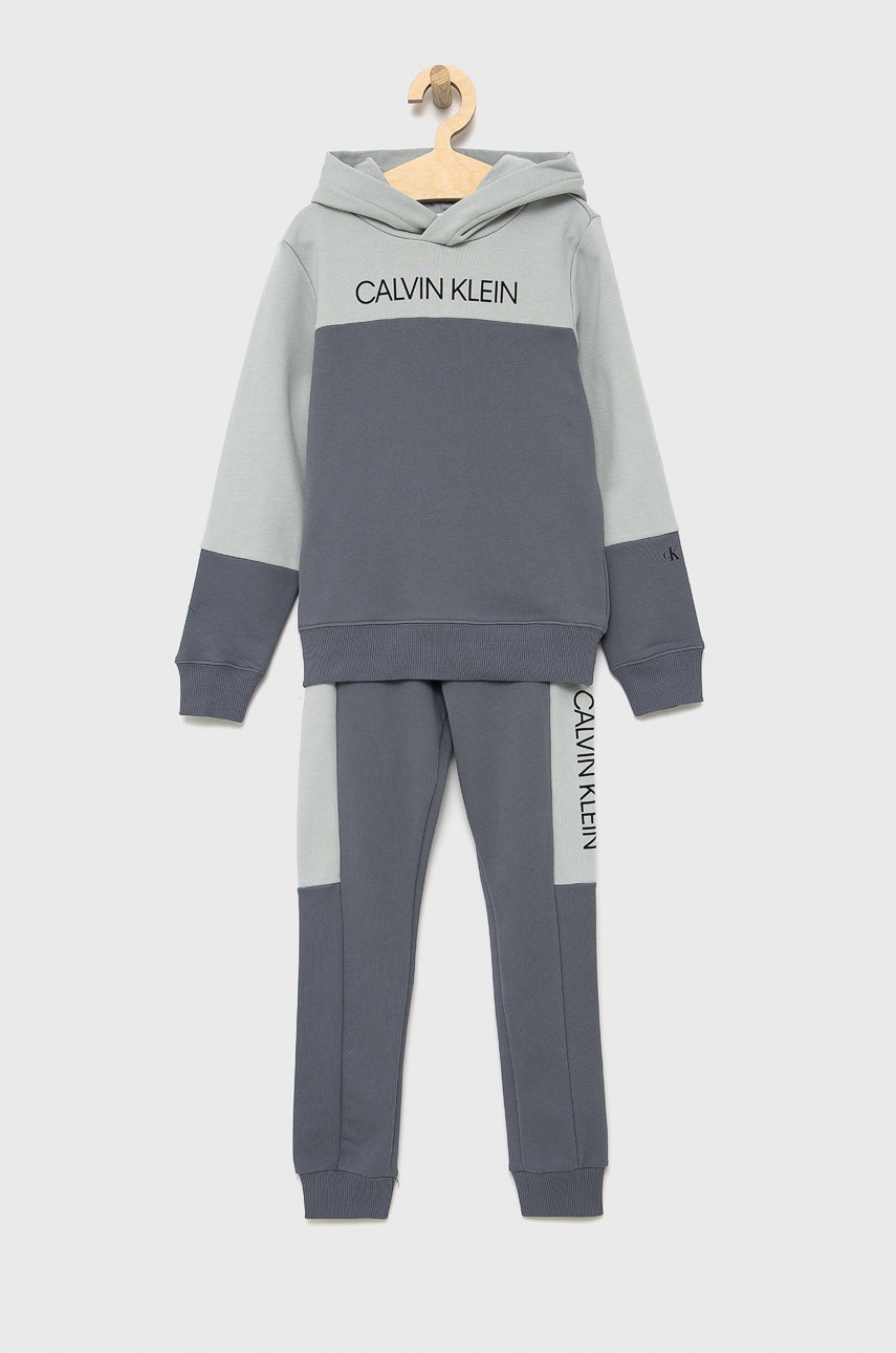 

Детски памучен анцуг Calvin Klein Jeans в сиво, Сив