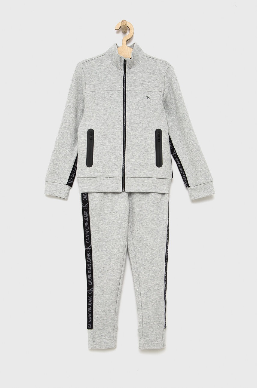 

Детски анцуг Calvin Klein Jeans в сиво, Сив
