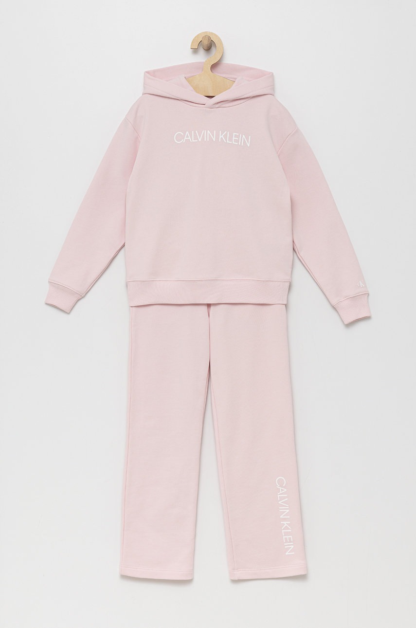 

Детски памучен анцуг Calvin Klein Jeans в розово, Розов