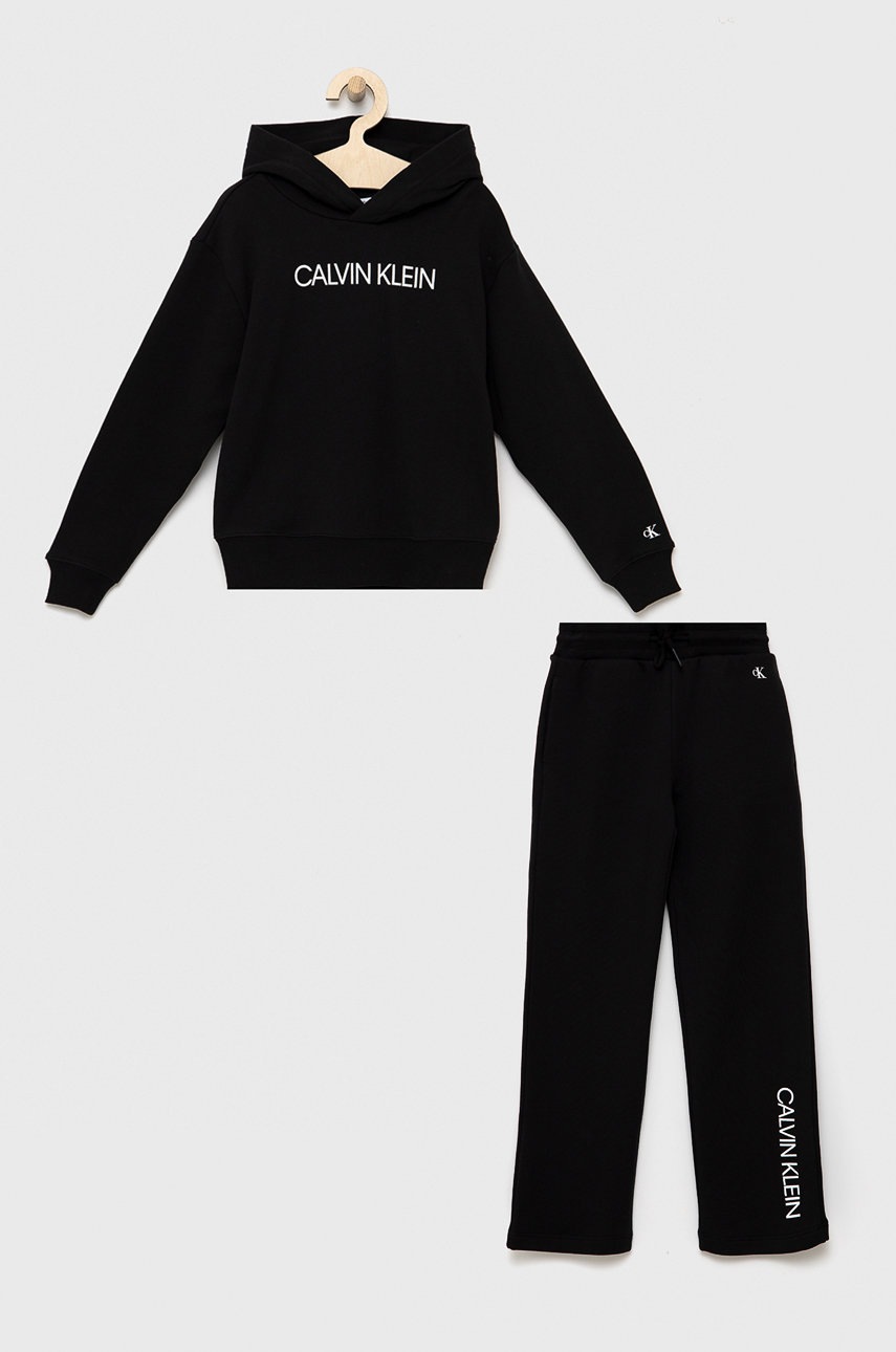 

Детски памучен анцуг Calvin Klein Jeans в черно, Черен