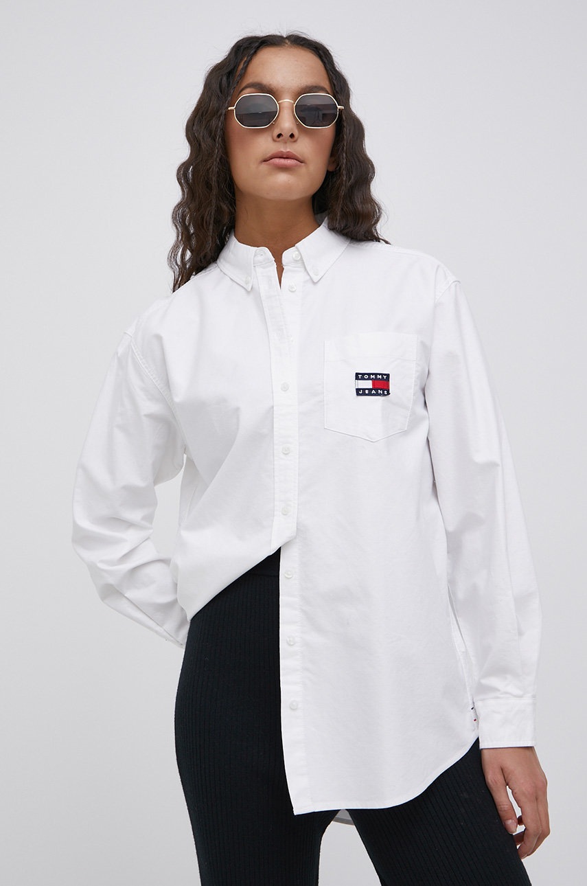 

Памучна риза Tommy Jeans дамска в бяло със свободна кройка с класическа яка, Бял
