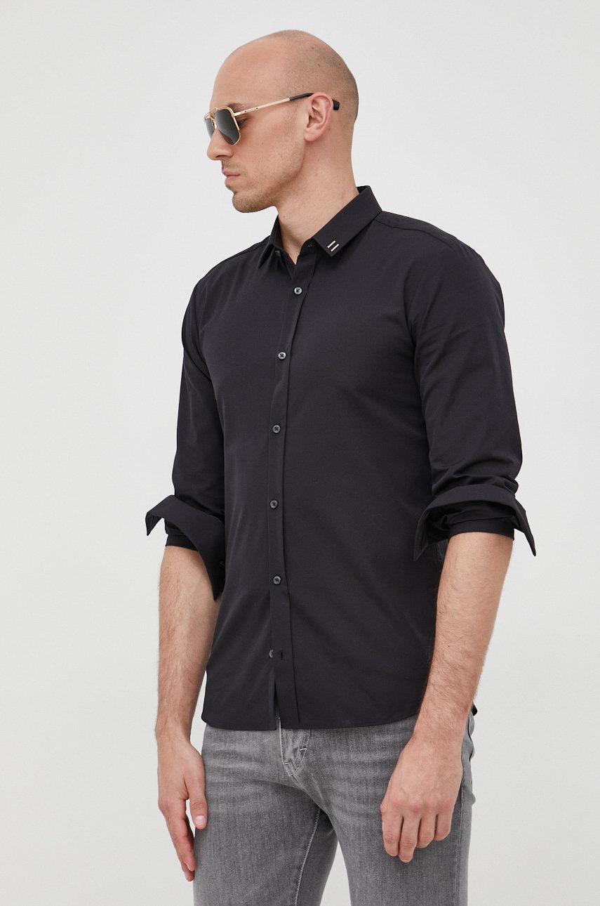 

Памучна риза HUGO мъжка в черно с кройка по тялото с класическа яка, Черен