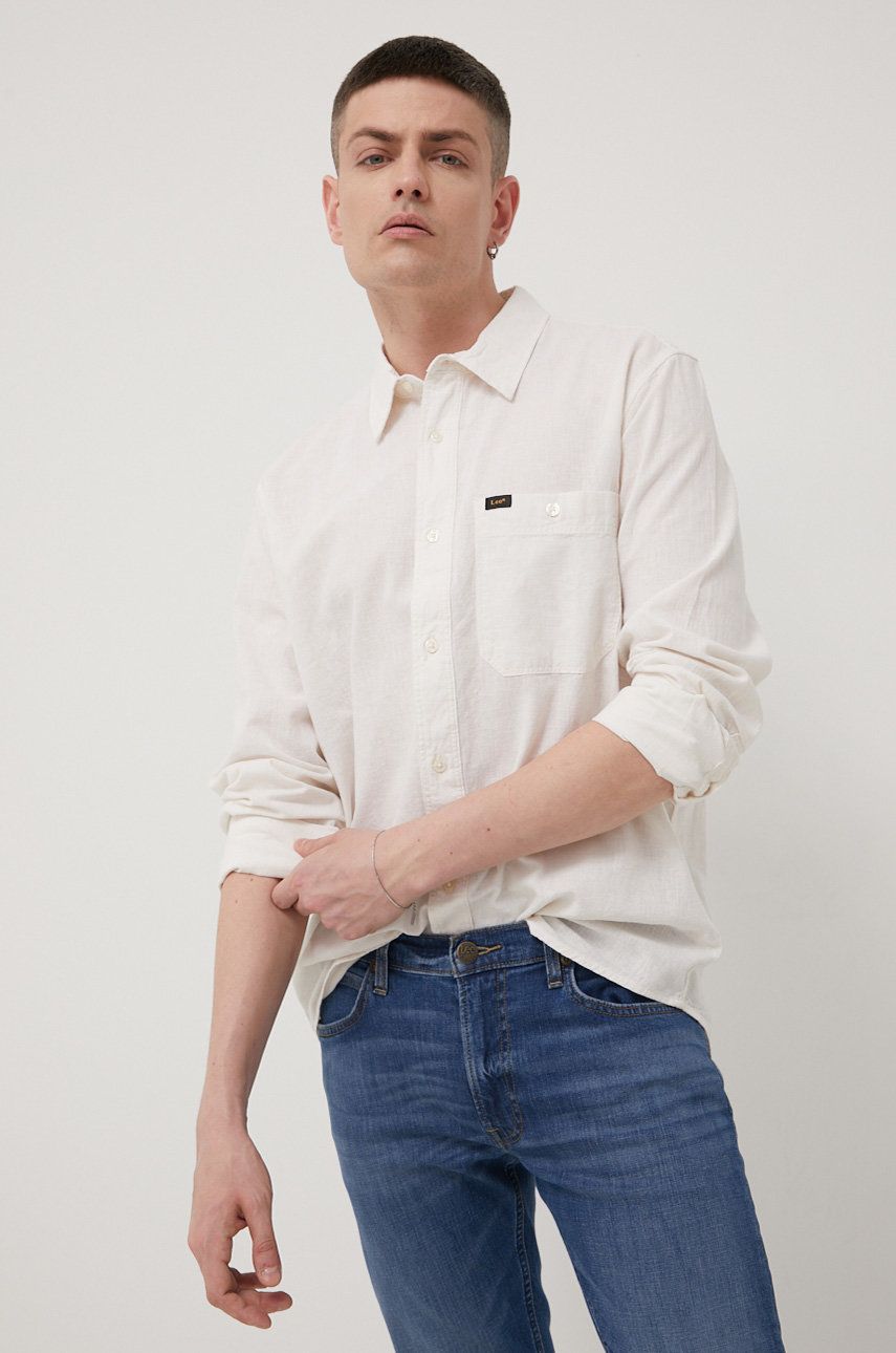 Košile s příměsí lnu Lee pánská, béžová barva, regular, s klasickým límcem - béžová -  75% Bavl