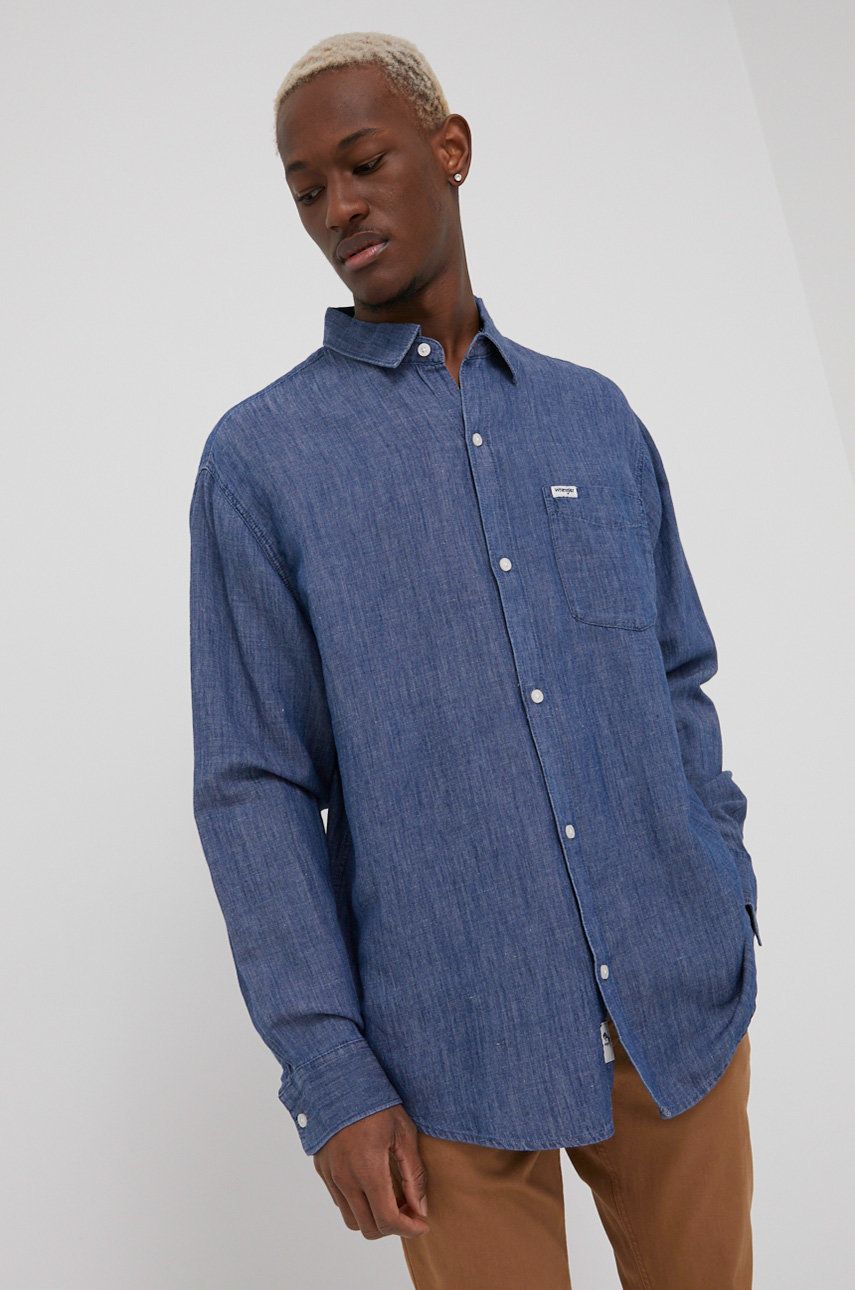 Košile Wrangler pánská, tmavomodrá barva, relaxed, s klasickým límcem - námořnická modř -  58% 