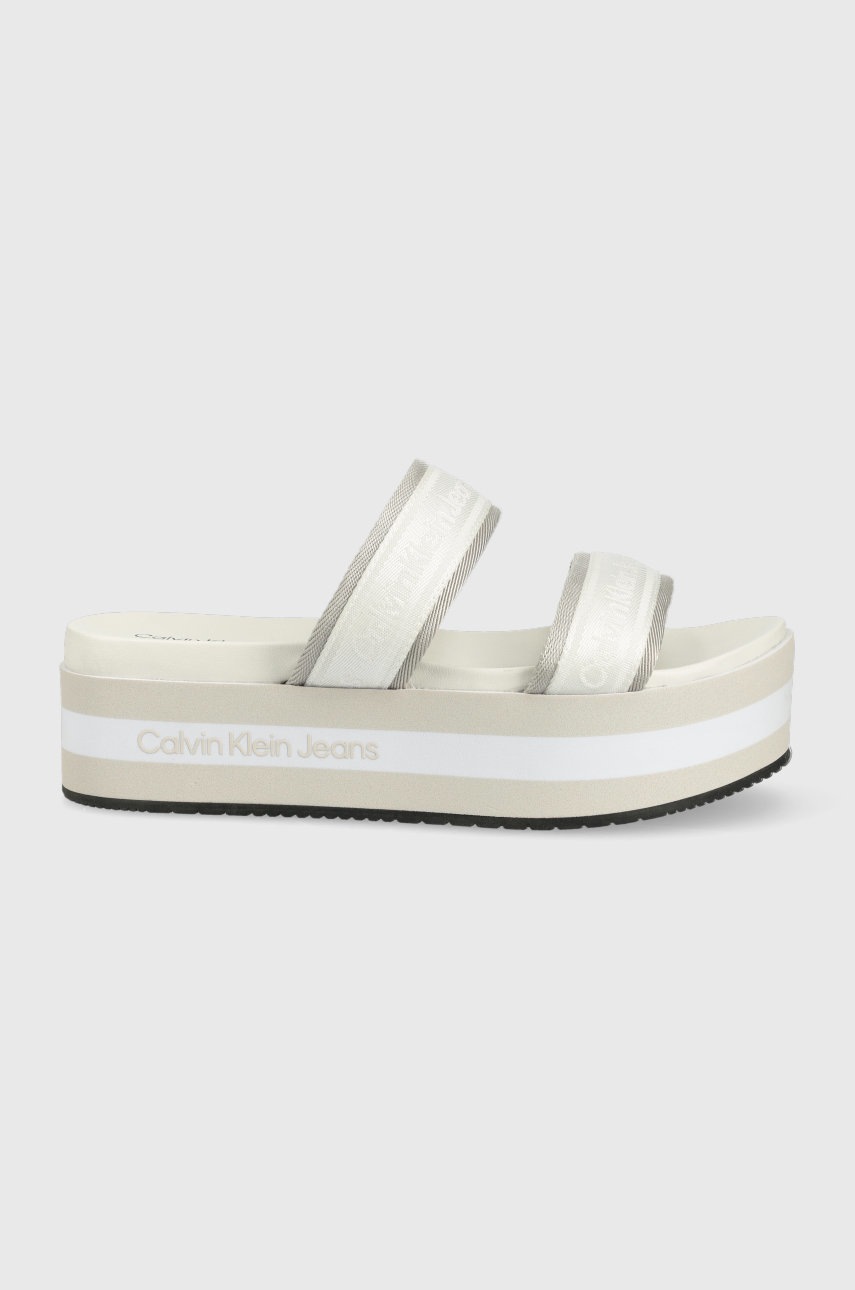 

Чехли Calvin Klein Jeans в сиво с платформа, Сив