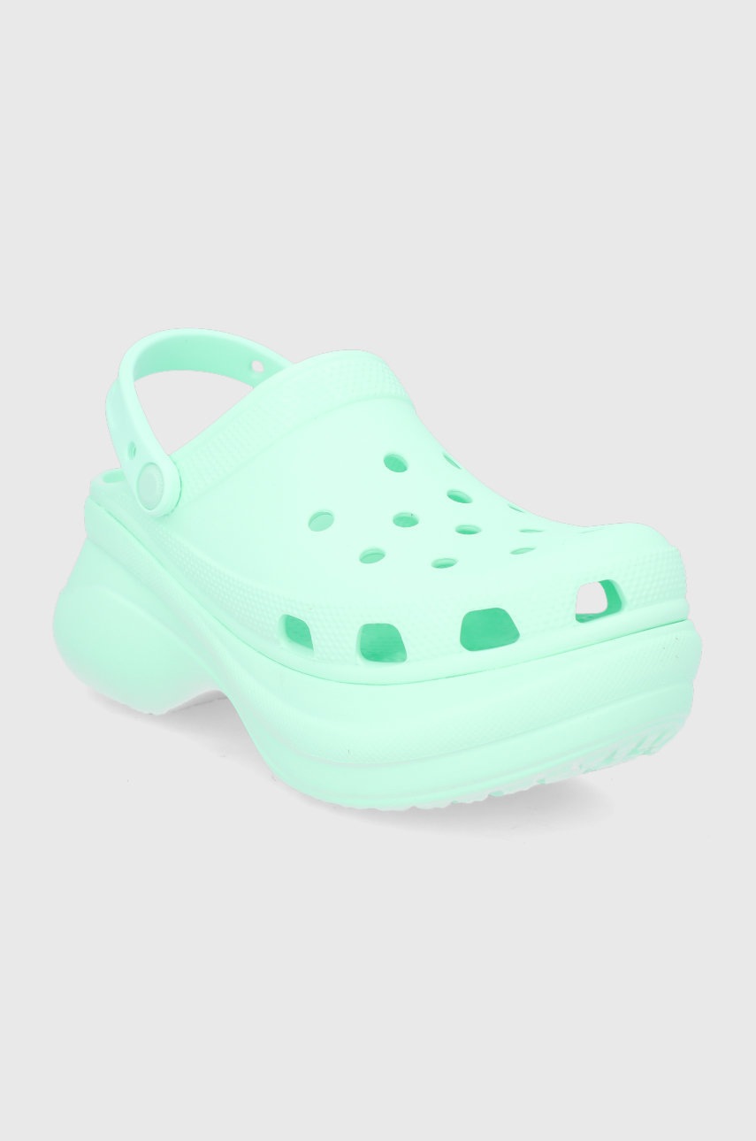 

Шльопанці Crocs жіночі колір зелений на платформі