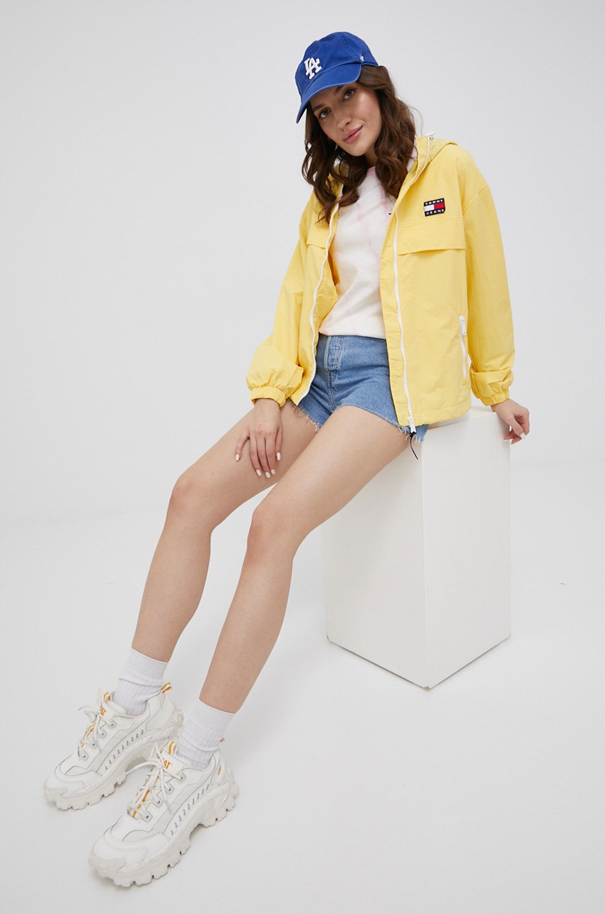 

Куртка Tommy Jeans жіноча колір жовтий перехідна