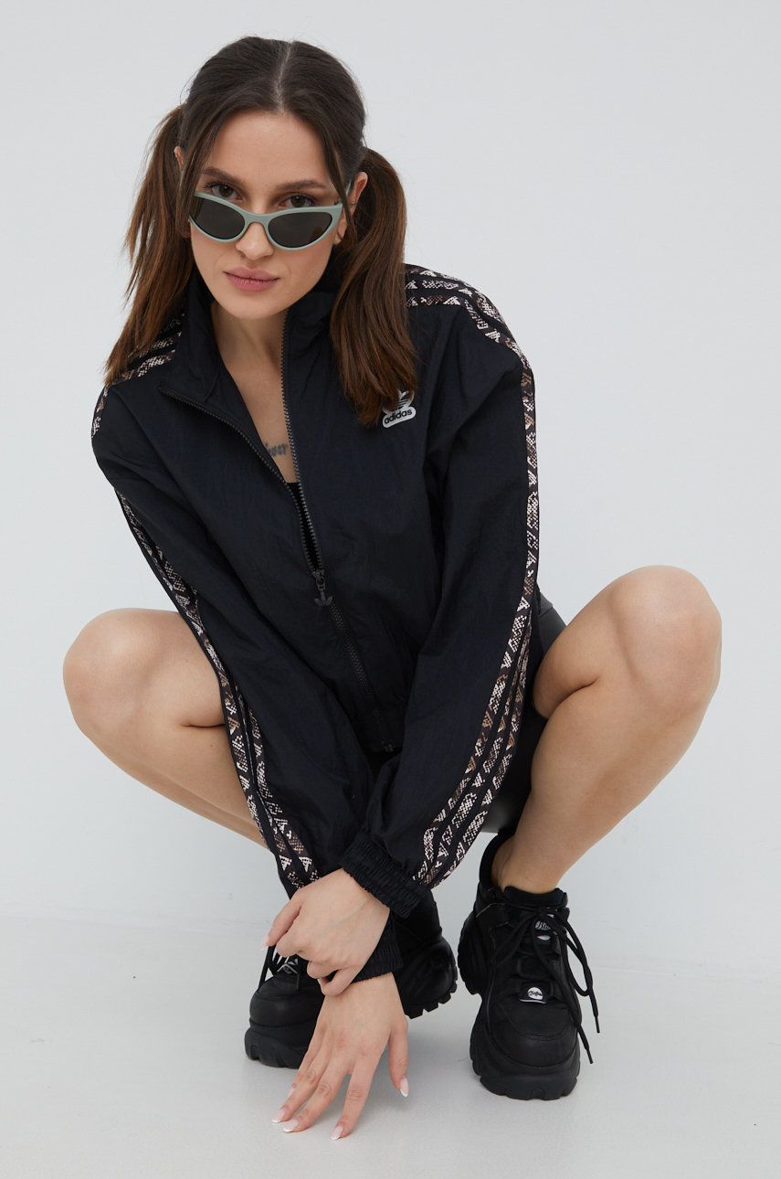 adidas Originals geaca HT5987 femei, culoarea negru, de tranzitie, oversize ADIDAS imagine megaplaza.ro