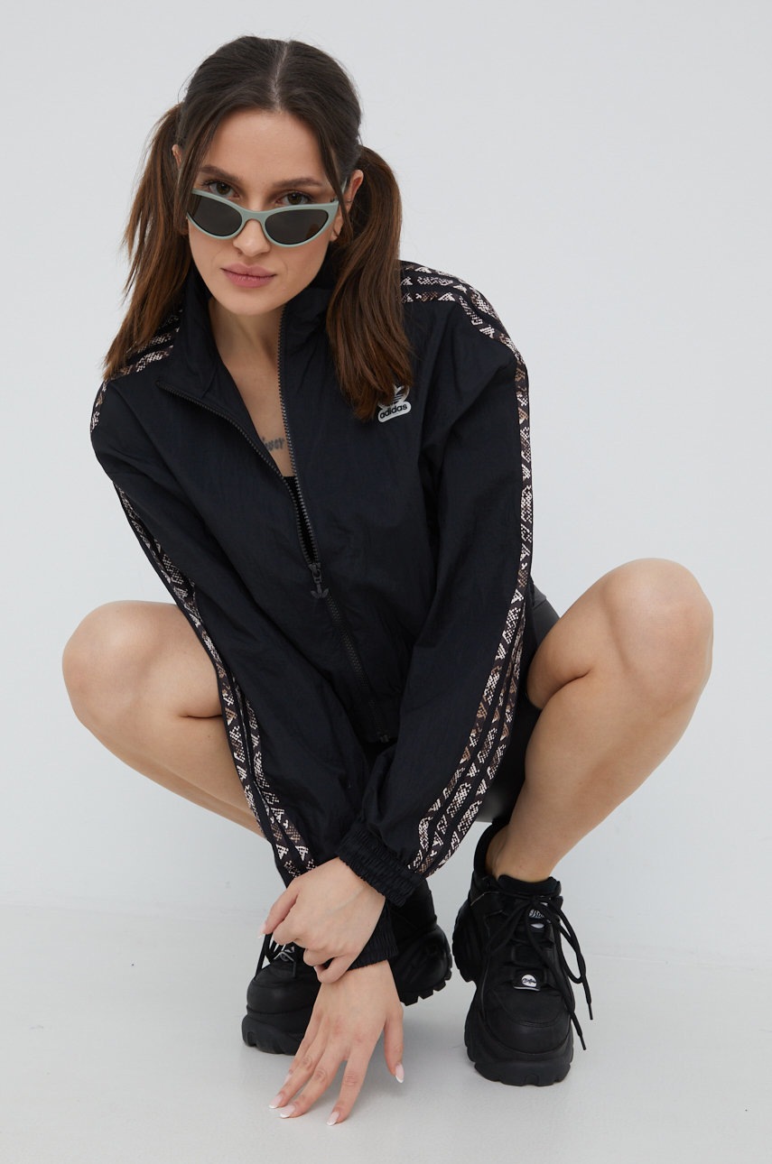 adidas Originals geacă HT5987 femei, culoarea negru, de tranziție, oversize HT5987-BLACK