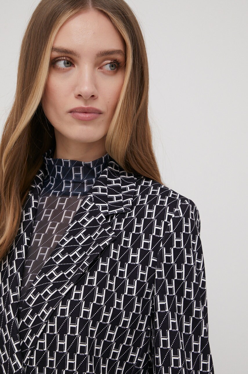 Hugo sacou culoarea albastru marin, cu doua randuri de nasturi, modelator