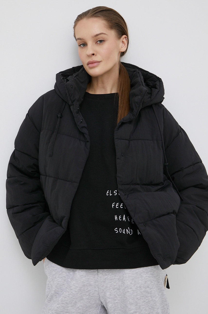 

Куртка Outhorn жіноча колір чорний зимова oversize