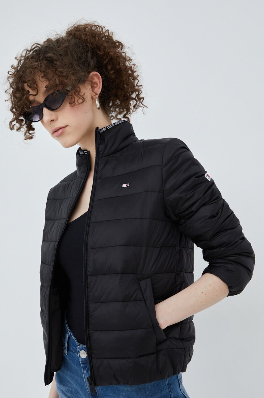 

Яке Tommy Jeans в черно със зимна изолация, Черен