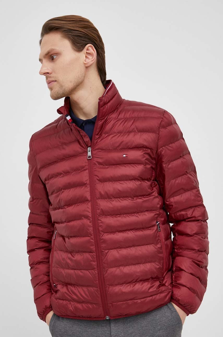 

Яке Tommy Hilfiger мъжка в бордо с преходна изолация