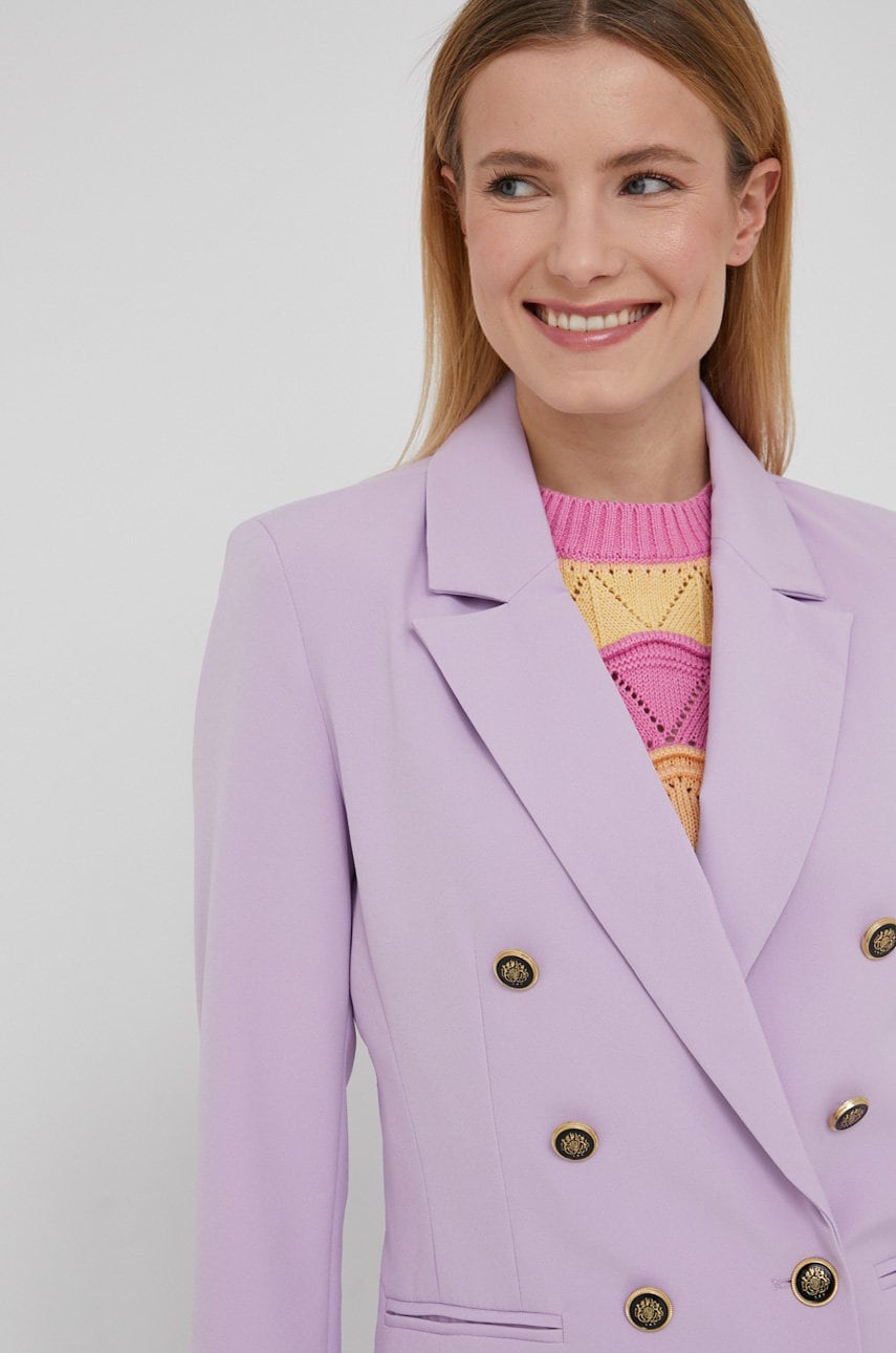 Only sacou culoarea violet, cu doua randuri de nasturi, neted