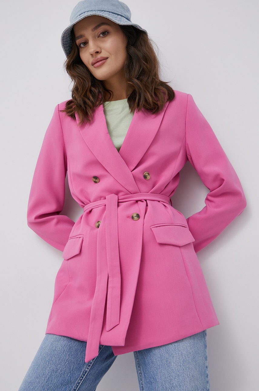 Only sacou culoarea roz, cu doua randuri de nasturi, neted