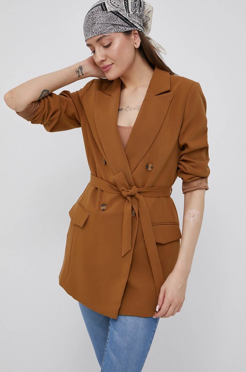 Only sacou culoarea maro, cu doua randuri de nasturi, neted