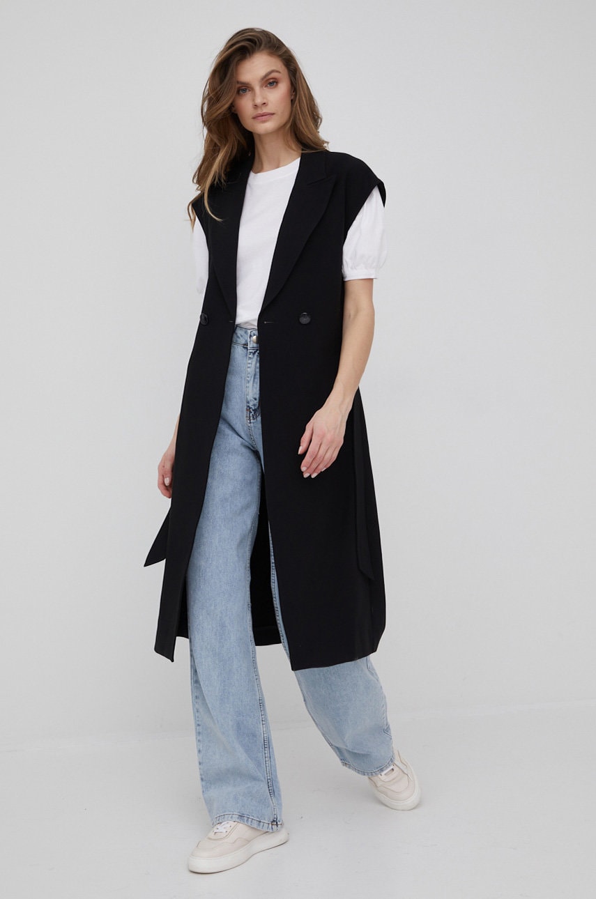 Sisley vesta culoarea negru, cu doua randuri de nasturi