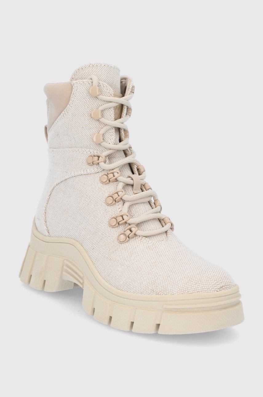 

Полусапоги Guess женские цвет на платформе