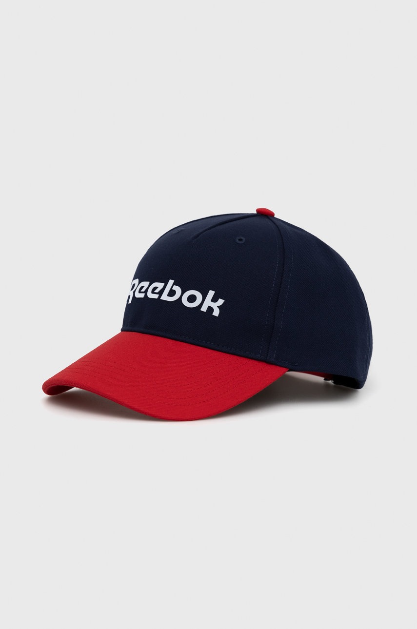 

Шапка Reebok Classic в тъмносиньо с апликация, Тъмносин