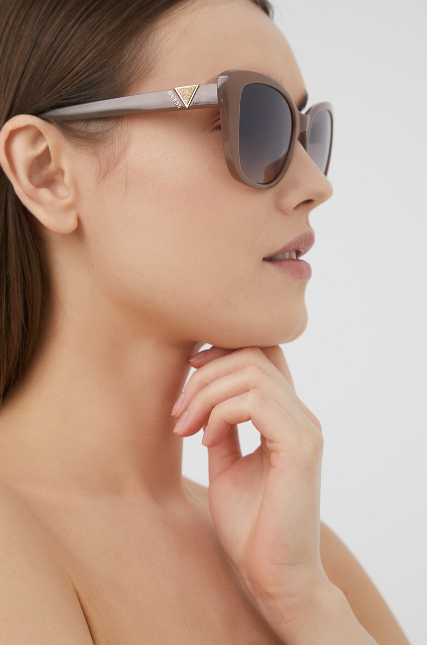 

Слънчеви очила Guess дамски в кафяво, Кафяв
