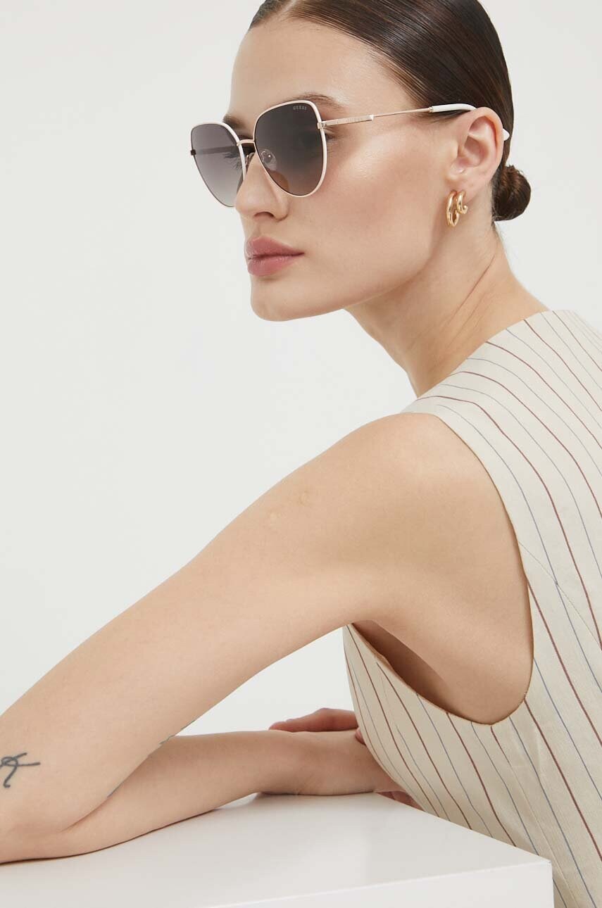 

Слънчеви очила Guess в златисто, Злато