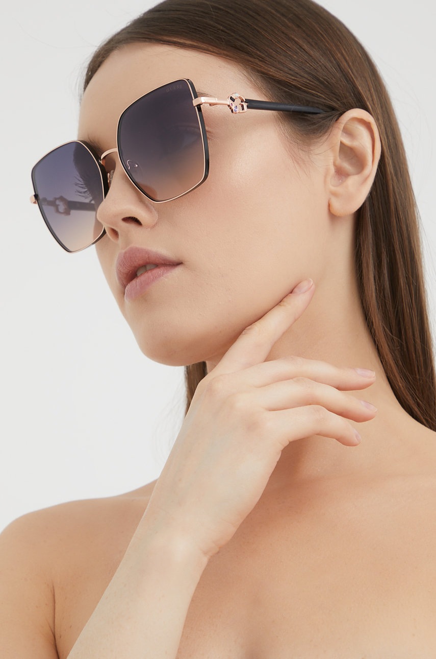 

Слънчеви очила Guess дамски в златисто GU7790_S_6128Z, Злато