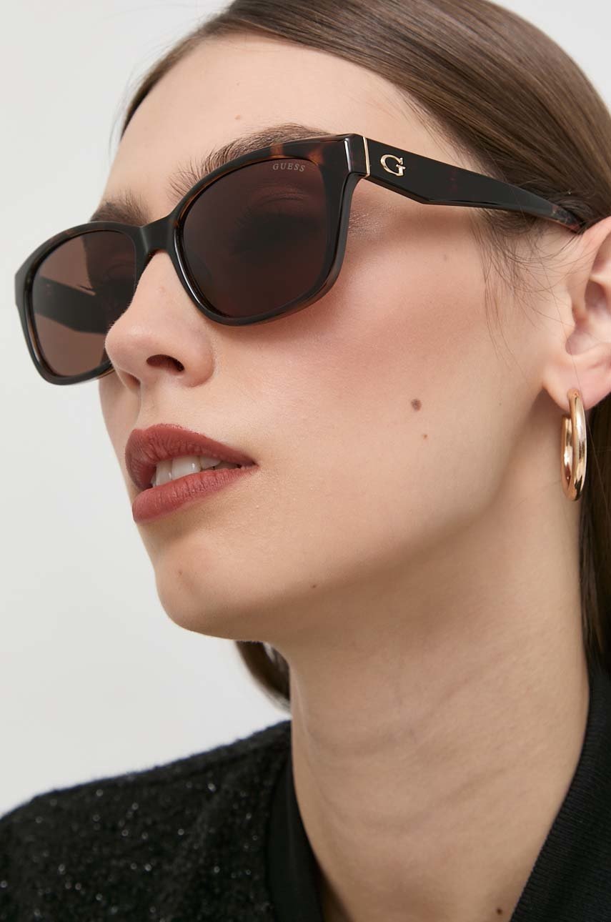 

Слънчеви очила Guess в кафяво, Кафяв