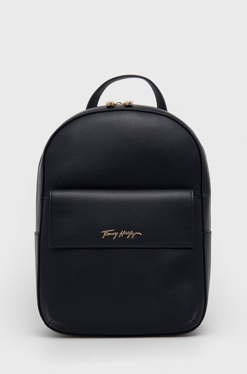

Раница Tommy Hilfiger дамска в тъмносиньо малък размер с изчистен дизайн, Тъмносин