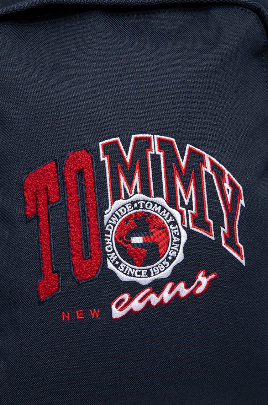 

Рюкзак Tommy Jeans чоловічий колір синій великий з аплікацією