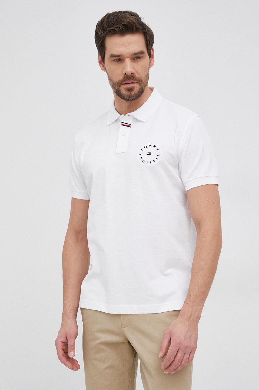 

Памучна тениска с яка Tommy Hilfiger в бяло с апликация, Бял