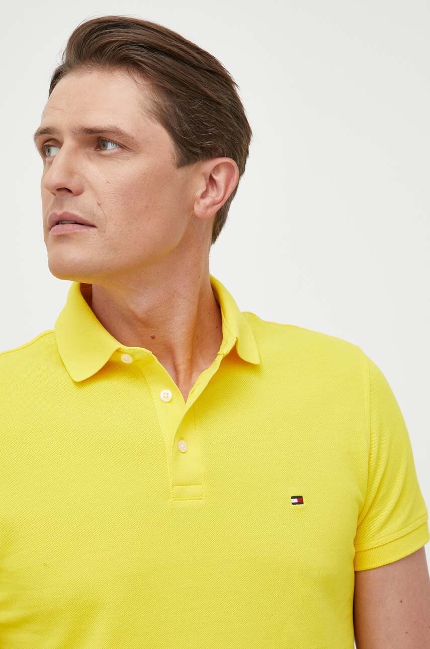 

Тениска с яка Tommy Hilfiger в жълто с изчистен дизайн, Жълт