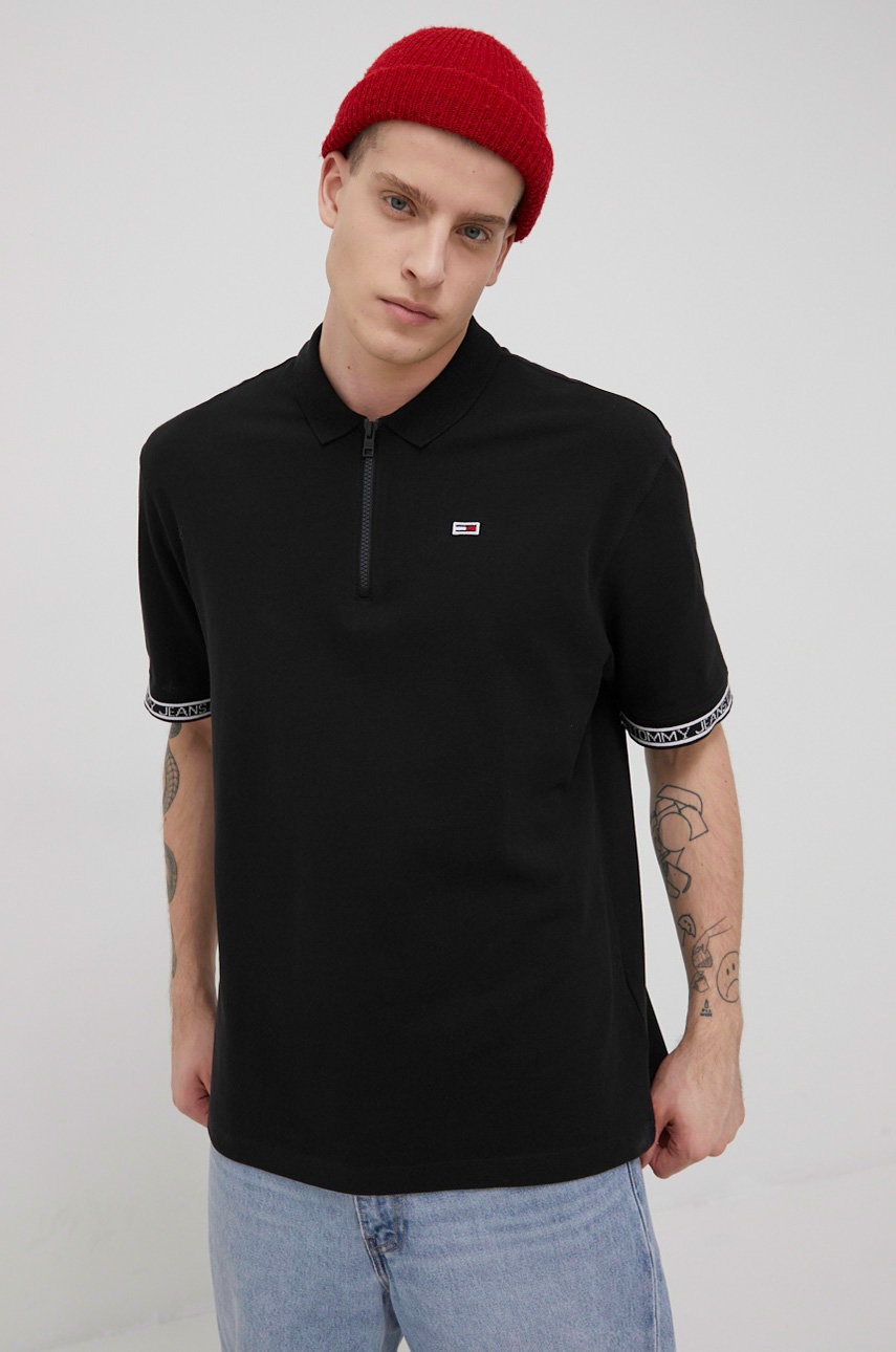 

Памучна тениска с яка Tommy Jeans в черно с изчистен дизайн, Черен