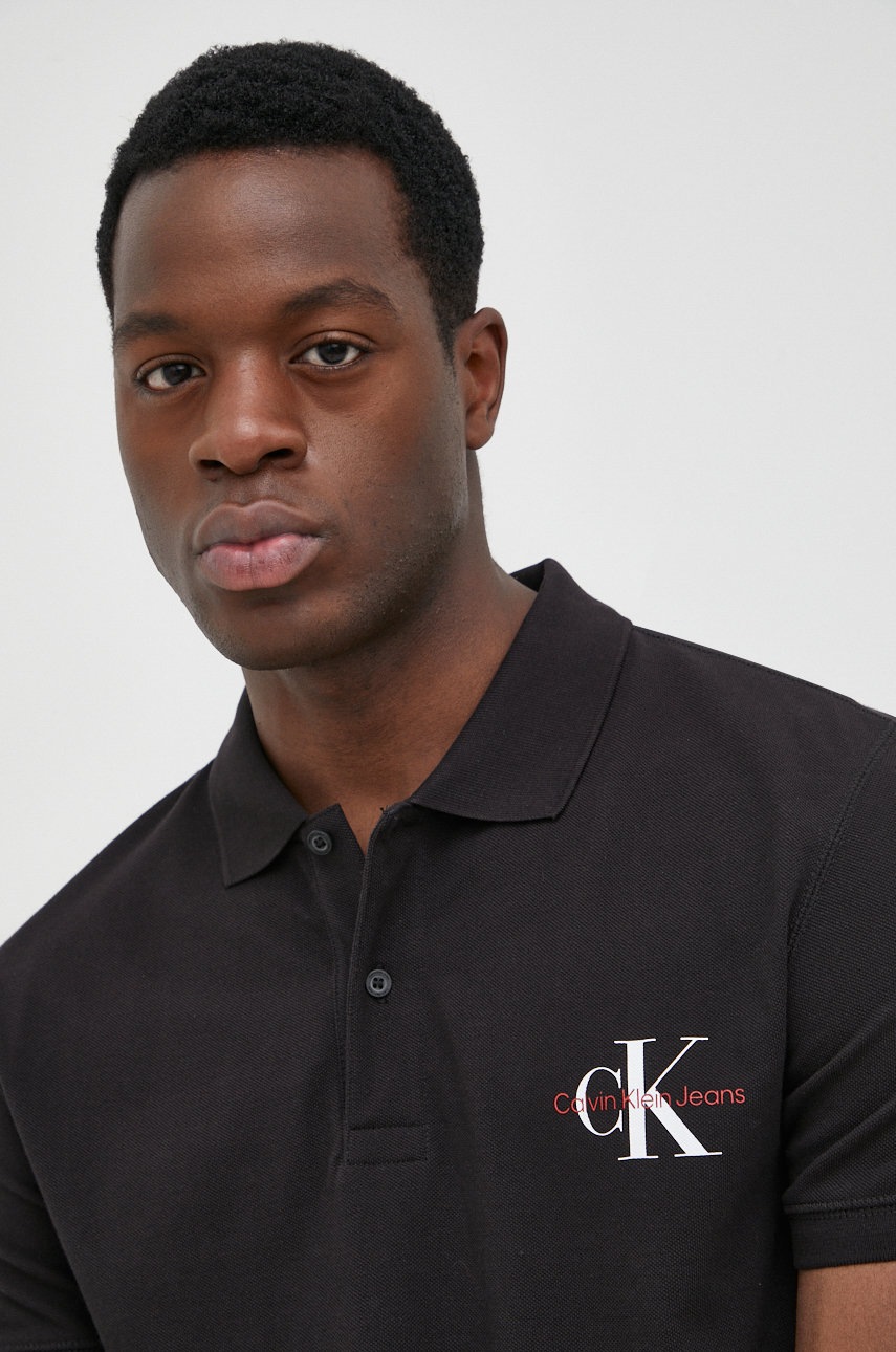 

Памучна тениска с яка Calvin Klein Jeans в черно с принт, Черен